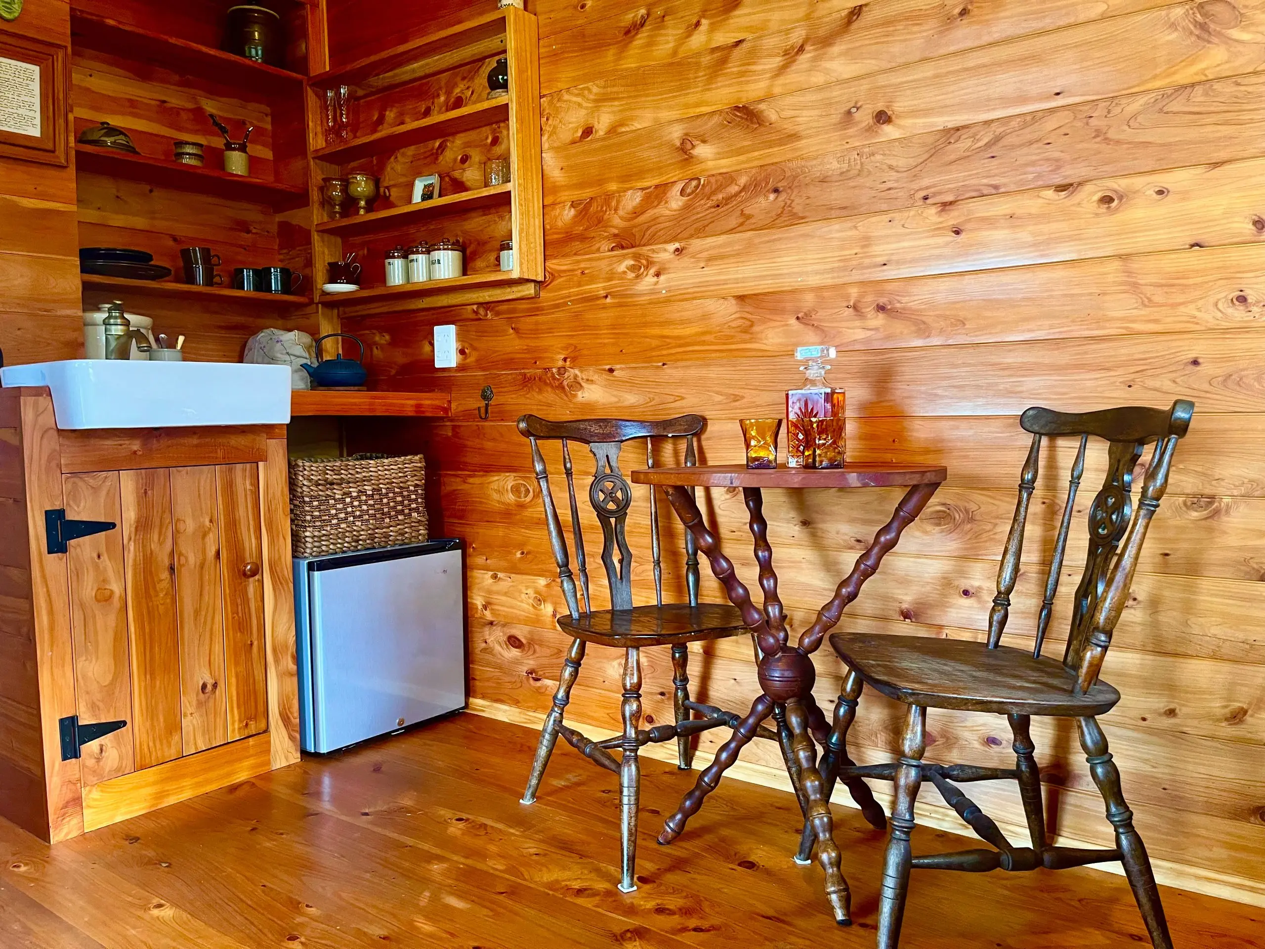 Cape Foulwind Cabin dining kitchenette